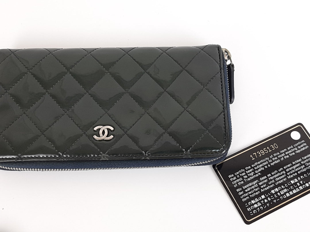 CHANEL Matelasse Quilted Navy Bkack Leather Zip Around Long Wallet CC Logo Used14